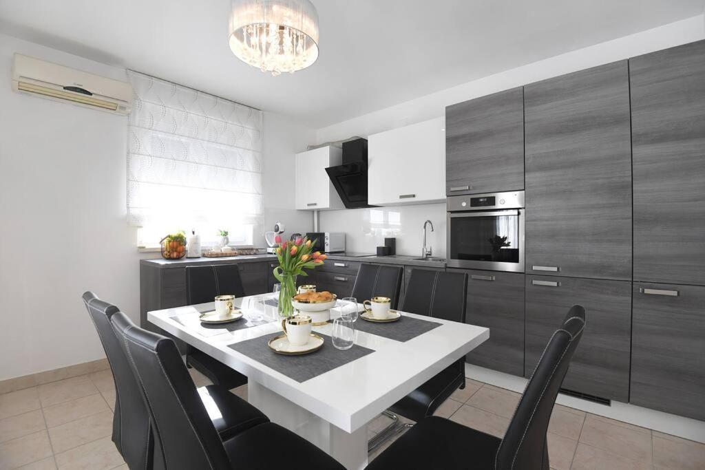 Family Apartment Manuela Zadar Exteriör bild